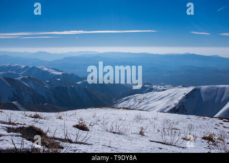 Eine Landschaft der schneebedeckten Berge in Teheran. Stockfoto