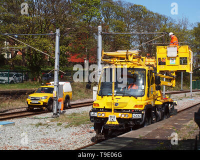 Ein Ingenieur Betrieb eine angepasste Mercedes Benz Unimog Lkw von Nexus, arbeiten an der Tyne and Wear metro System in Tynemouth auf die Stromleitungen. Stockfoto