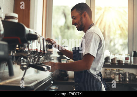 Der Barista macht Cappuccino im Cafe Stockfoto