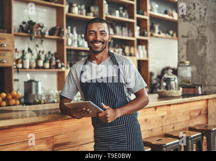 Porträt eines lächelnden jungen afrikanischen cafe Eigentümer Stockfoto