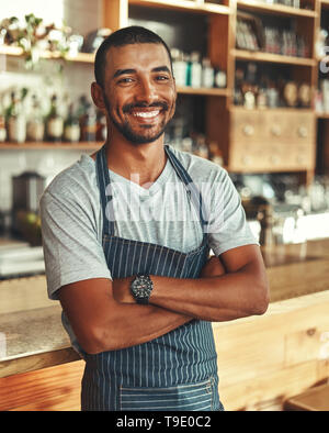 Portrait von zuversichtlich männlichen Barista an der Theke im Cafe Stockfoto