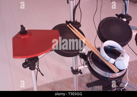 Musikinstrumente, Hobby und Musik Konzept - in der Nähe des elektronischen Schlagzeug. Stockfoto