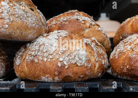 Brote von Weißbrot Gestapelt und bereit für Frühstück Stockfoto