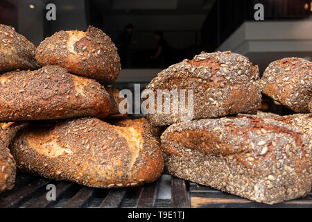 Brote Gestapelt und bereit für Frühstück Stockfoto