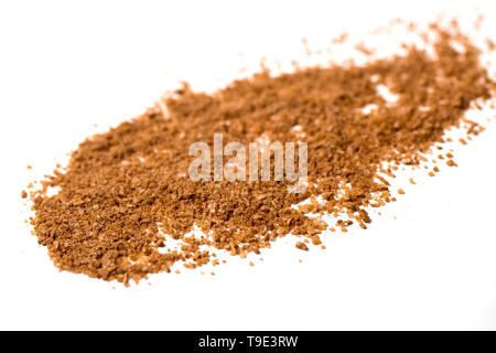 Nahaufnahme der Haufen von den gemahlenen Kaffee isoliert auf Weiss. Kaffeesatz, braunem Zucker und Salz auf weißem Hintergrund verstreut. Hausgemachten Naturprodukten scheuern Stockfoto