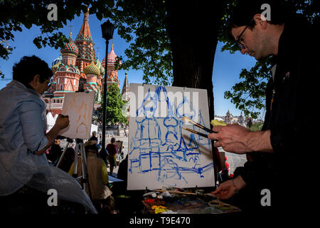 Moskau, Russland. 18 Mai, 2019 Menschen während der Kathedrale Art Festival ist das 9. Zeichnen der hl. Basilius, der auf dem Roten Platz Stockfoto