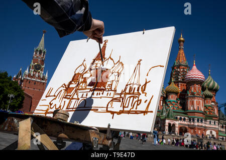 Moskau, Russland. 18 Mai, 2019 eine Frau während der Kathedrale Art Festival ist das 9. Zeichnen der hl. Basilius, der auf dem Roten Platz Stockfoto