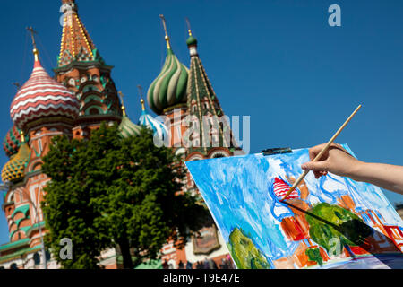 Moskau, Russland. 18 Mai, 2019 eine Frau während der Kathedrale Art Festival ist das 9. Zeichnen der hl. Basilius, der auf dem Roten Platz Stockfoto