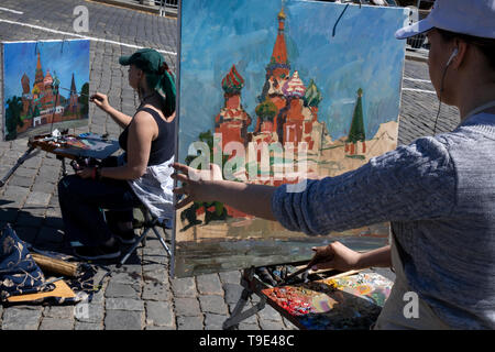 Moskau, Russland. 18 Mai, 2019 Menschen während der Kathedrale Art Festival ist das 9. Zeichnen der hl. Basilius, der auf dem Roten Platz Stockfoto