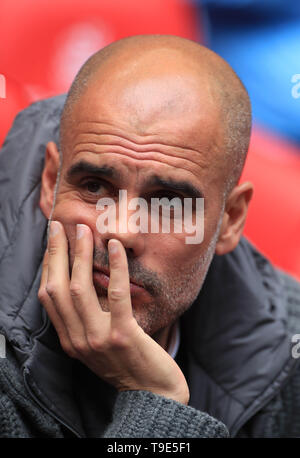 Manchester City Manager Pep Guardiola auf der Bank vor der FA Cup Finale im Wembley Stadion, London. Stockfoto
