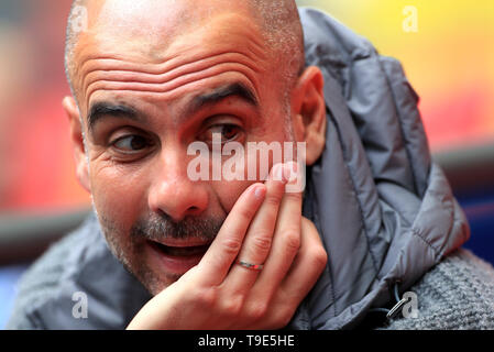 Manchester City Manager Pep Guardiola auf der Bank vor der FA Cup Finale im Wembley Stadion, London. Stockfoto