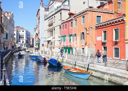 Boote an einem Kanal in Venedig. Stockfoto