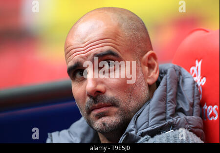 Manchester City Manager Pep Guardiola auf der Bank vor der FA Cup Finale im Wembley Stadion, London. Stockfoto