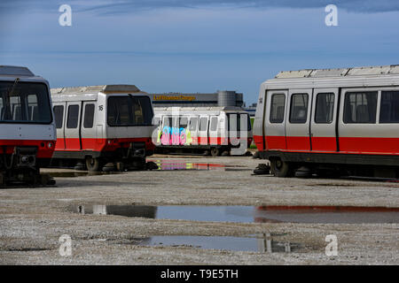 Chicago, IL, Vereinigte Staaten - 7. Mai 2019: Rentner ATS Wagen vom Flughafen Chicago O'Hare sitzen in einer der leeren Menge hinter dem Flughafen termina Stockfoto