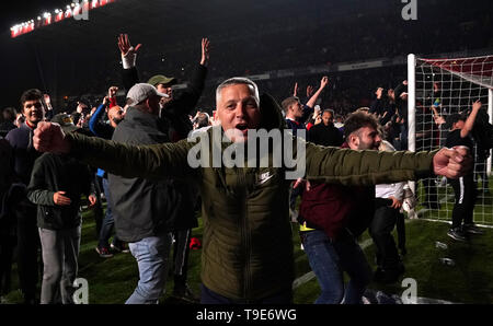 Fans feiern auf dem Spielfeld nach Charlton Athletic gewinnen die Sky Bet League Play-off Stockfoto