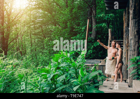 Schönes Paar Entspannung in der Natur. Der Mann in der Ferne. Sommer, Erholung, Spa, Jacuzzi, Sommer Badewanne Stockfoto