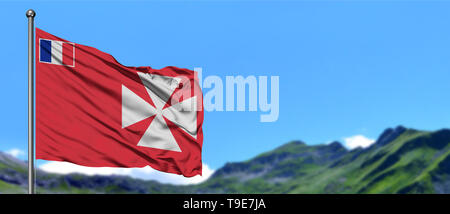 Wallis und Futuna Fahne winken in den blauen Himmel und grüne Felder bei Mountain Peak im Hintergrund. Thema Natur. Stockfoto