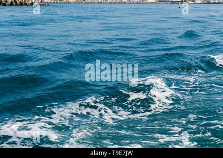 Schöne Wellen am Schwarzen Meer, in der Nähe. Helle blaue Wasser Stockfoto