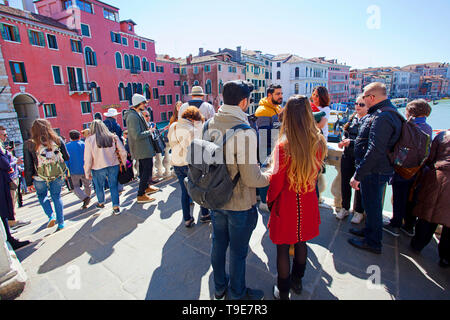 Touristen auf der berühmten Rialto-brücke Venedig Italien Europa Stockfoto