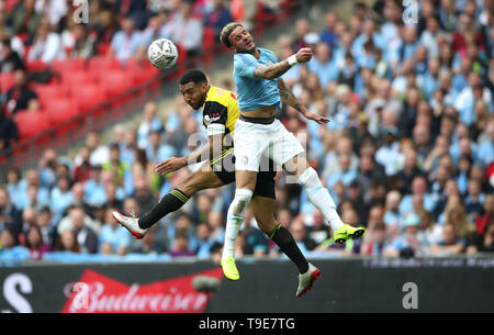 Die watford Troy Deeney (links) und Manchester City Kyle Walker (rechts) Kampf um den Ball im FA Cup Finale im Wembley Stadion, London. Stockfoto