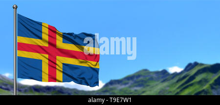 Aland Inseln Fahne winken in den blauen Himmel und grüne Felder bei Mountain Peak im Hintergrund. Thema Natur. Stockfoto