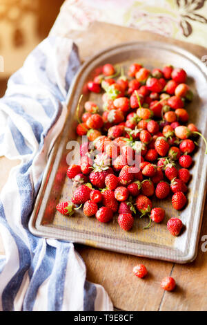 Hintergrund aus erntefrischen Erdbeeren direkt über Stockfoto