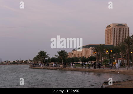 JEDDAH, Saudi-arabien - 20. Dezember 2018: Die Jeddah Promenade am Abend, in der Nähe der King Fahd's Fountain Stockfoto