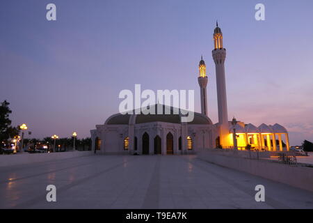 Schöner Blick auf die Hassan Enany Moschee in der Abenddämmerung in Jeddah, Saudi-Arabien Stockfoto