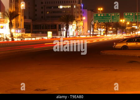 Viel Verkehr in der Nacht, an der berühmten Tahlia Straße in Jeddah, Saudi-Arabien Stockfoto