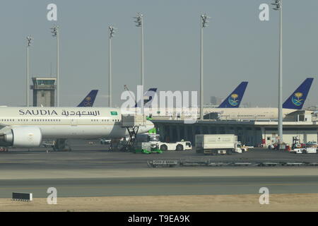 JEDDAH, Saudi-arabien - Dezember 22, 2018: Mehrere SAUDIA Flugzeuge auf dem Internationalen Flughafen King Abdulaziz Stockfoto