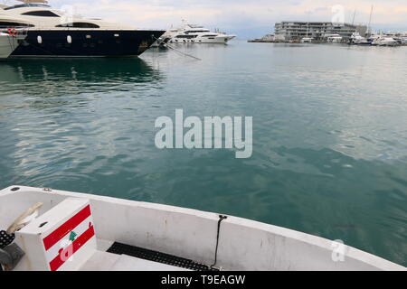 Die wunderschöne Aussicht auf den Zaitunay Bay Marina, mit einem libanesischen Flagge in einem Boot in Beirut, Libanon Stockfoto