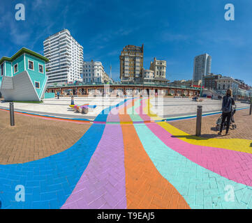 Nach oben Haus, LGBT, Regenbogen, Brighton, direkt am Meer, Sussex, Brighton, 25-jähriger Tom Dirse, CEO von Upside Down House UK, die eingeführt Stockfoto