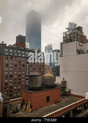 Blick über die Dächer von Midtown Manhattan in New York City an einem nebligen Tag. Stockfoto
