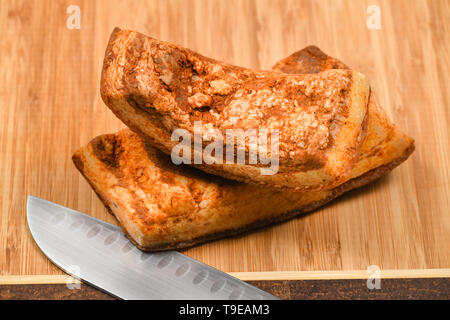 Gruppe von zwei Stücke der traditionellen Osteuropäischen geräuchertes Schweinefleisch Speck Fleischgerichte mit Stahl Messer. Stockfoto