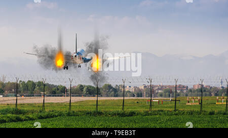 Zwei Motoren auf Feuer Notlandung Konzept am Flughafen mit Kopie Raum Stockfoto