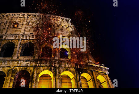 Digitale Manipulation von Feuer oder im Kolosseum Kolosseum bei Nacht, Rom, Italien. Stockfoto