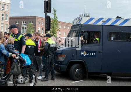 Polizei arbeiten rund um den Museumplein Ajax Niederländischer Meister Partei Amsterdam Die Niederlande 2019 Stockfoto