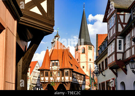 Michelstadt, Deutschland. Der Marktplatz mit dem historischen Rathaus. Das Rathaus wurde im spätgotischen Stil im Jahre 1484 errichtet. B Stockfoto