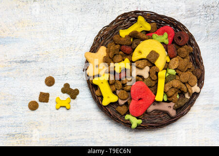 Hundefutter in einer Schüssel Draufsicht Stockfoto