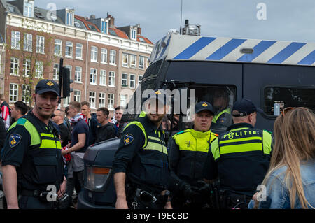 Polizei arbeiten rund um den Museumplein Ajax Niederländischer Meister Partei Amsterdam Die Niederlande 2019 Stockfoto