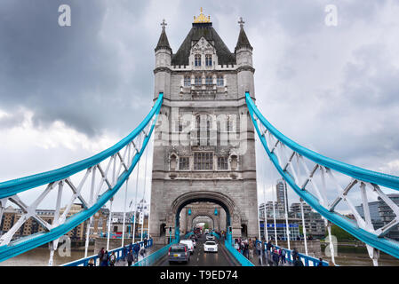 London, UK, 11. Mai 2019: Blick auf Straße durch die Tower Bridge von Double Decker Big Bus Tour Boot, zweite Etage, Menschen, Suspension rods, Turm. Stockfoto