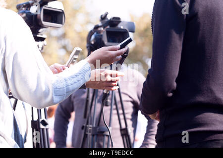 Dreharbeiten Nachrichten Konferenz mit einer Videokamera. Video Abdeckung eines Media Event Stockfoto