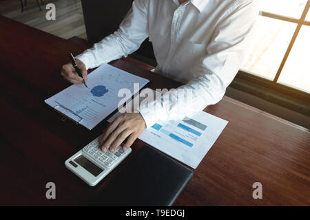 Unternehmer kalkulieren Investitionen Erweiterung business, Geld sparen. Finanzen Konzept. Stockfoto