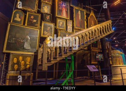 Treppe und andere Requisiten, die für die Herstellung des Films benutzt wurden, Warner Bros Studio Tour" die Herstellung von Harry Potter', Leavesden, London, UK Stockfoto