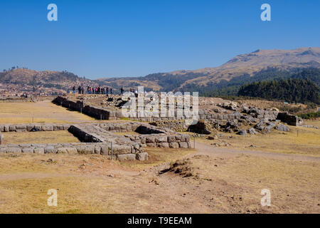 Besucher auf Mayuq Marka an Saqsaywaman archäologische Stätte in der Nähe von Cusco, Peru Stockfoto