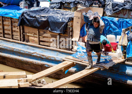 Torhüter Entladen der Fracht Fähren angedockt in La Boca Port auf Yurimaguas, Alto Amazonas, Loreto Provinz, Peru Stockfoto