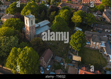 Luftaufnahme der St. Helen's Church in Treeton, South Yorkshire, Großbritannien - bei Sonnenuntergang - Frühjahr 2019 gefunden Stockfoto