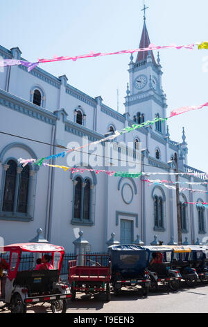 Die seitliche Fassade des eleganten hellen Blau lackiert Kathedrale oder Templo de la Virgen de las Nieves auf Yurimaguas, Loreto Region, Peru Stockfoto