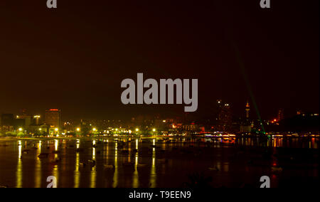 Nachtblick auf Pattaya Beach, Thailand. Licht aus der Lampe in der Nacht am Ufer von Pattaya. Stockfoto