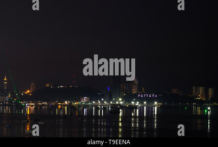 Blick auf Gebäude und Licht am Ufer in Pattaya Stadt mit Abendhimmel, Thailand. Stockfoto